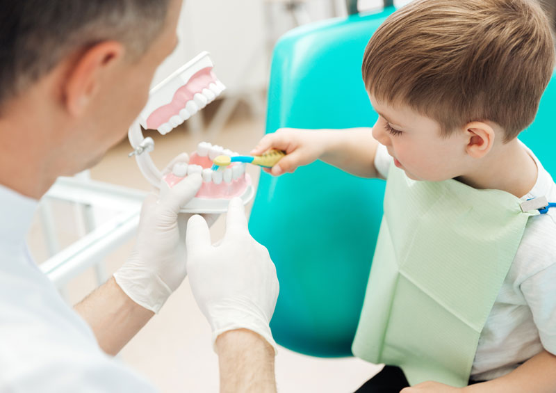 Bambino che gioca dal dentista