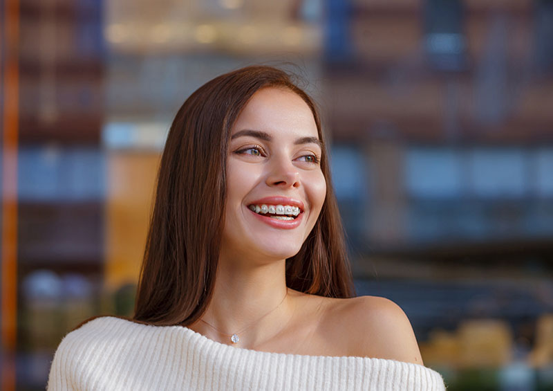 Ragazza con apparecchio fisso che sorride